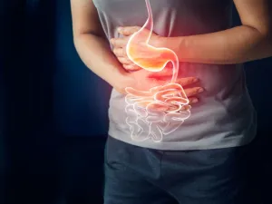 طبيب البوابة: 5 أسباب لألم المعدة بعد الأكل 