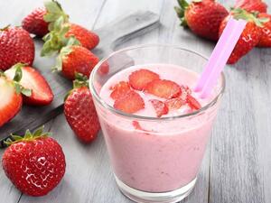 سموثي نباتي بالشوفان بالفراولة