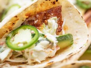 تاكو سهل بالسمك وشرائح الليمون والكمون 