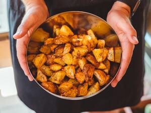 وصفة بطاطا ويدجز بالثوم والفلفل الحار