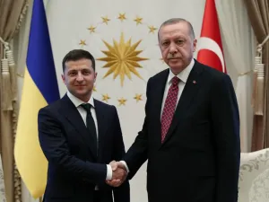 الرئيس الأوكراني يبحث مع تركيا التوسط لإجلاء مدنيين وجنود من ماريوبول