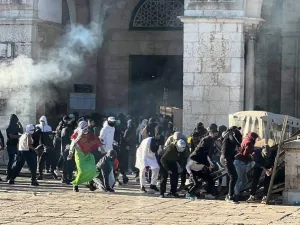 50 ألف فلسطيني يأدون صلاة الجمعة الثانية من رمضان في الأقصى
