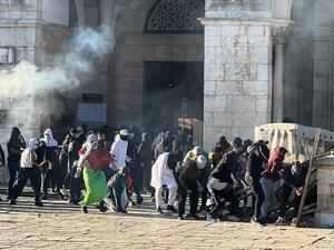 50 ألف فلسطيني يأدون صلاة الجمعة الثانية من رمضان في الأقصى