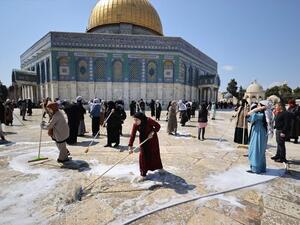 وطالت اعتداءات الاحتلال مصليات الأقصى كافة، وبالأخص المصلى القبلي