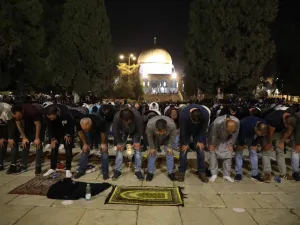 جانب من صلاتي العشاء والتراويح في المسجد الأقصى المبارك