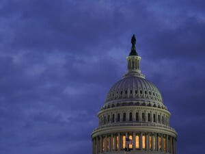 واشنطن.. شخص يحاول إضرام النار بنفسه قرب مبنى الكابيتول