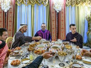 ملك المغرب يقيم مأدبة إفطار على شرف ولي عهد أبو ظبي الشيخ محمد بن زايد