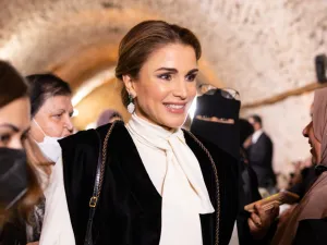الملكة رانيا تخطف الأنظار في زيارتها للكرك لتناول مأدبة الإفطار