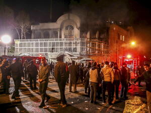 البحث في اعادة فتح السفارات