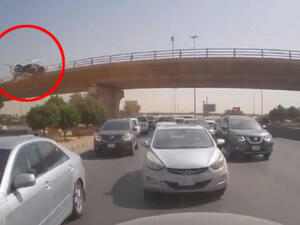 سقوط مركبة من أعلى جسر في الرياض