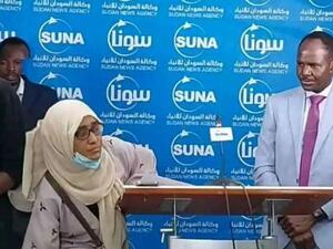 صحافية سودانية ترمي حذاءها في وجه سياسيين من تيار الميثاق الوطني 