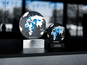 ’شركة الإمارات للسيارات‘ تحصل على جائزة مزدوجة قيِّمة في حفل توزيع جوائز ’مرسيدس-بنز‘ العامّة للوكلاء لسنة 2021