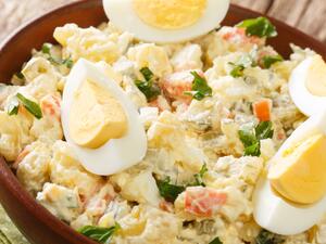 فطور عائلي في عيد الفصح: صينية البيض والبطاطا 