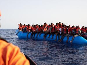 العبور بواسطة قوارب مطاطية