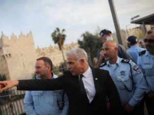 لابيد خلال اقتحامه للاقصى