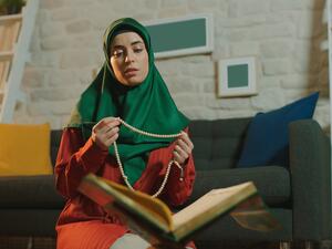 ما حكم قراءة القرآن من الموبايل أثناء فترة الحيض؟