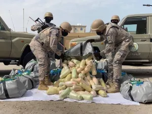 وتتهم السعودية ودول خليجية ايران وحزب الله بمحاولة اغراق المنطقة بالمخدرات
