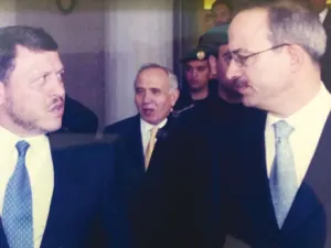 مروان المعشر  الى جانب الملك عبدالله الثاني