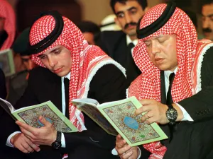 يحظى الأمير حمزة بشعبية لا يُنكرها النظام