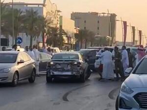 متهور يقتحم شوارع الرياض عكس السير ويحطم 11 مركبة