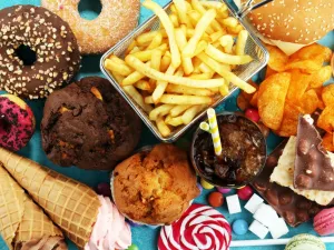 طبيب البوابة: 5 مكونات غذائية تسبب الأمراض المزمنة