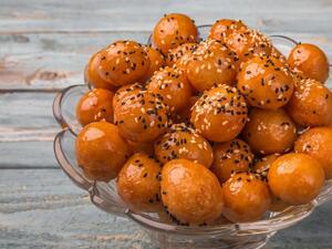 مطبخ رمضان: اللقيمات الهشة بدبس التمر