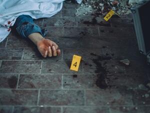 باشرت النيابة العامة التحقيقات وقررت عرض جثة القتيل على الطب الشرعي.