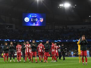 Atletico Madrid's players applaud supporters on the pitch after the UEFA Champions League Quarter-final first leg football match between Manchester City and Atletico Madrid at the Etihad Stadium in Manchester, north west England, on April 5, 2022. Manchester City won the game 1-0. (Photo by Paul ELLIS / AFP) Atletico Madrid's players applaud supporters on the pitch after the UEFA Champions League Quarter-final first leg football match between Manchester City and Atletico Madrid at the Etihad Stadium in Manchester, north west England, on April 5, 2022. Manchester City won the game 1-0. (Photo by Paul ELLIS / AFP)