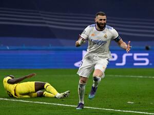 Real Madrid's French forward Karim Benzema celebrates after scoring a goal during the UEFA Champions League quarter final second leg football match between Real Madrid CF and Chelsea FC at the Santiago Bernabeu stadium in Madrid on April 12, 2022. (Photo by PIERRE-PHILIPPE MARCOU / AFP) Real Madrid's French forward Karim Benzema celebrates after scoring a goal during the UEFA Champions League quarter final second leg football match between Real Madrid CF and Chelsea FC at the Santiago Bernabeu stadium in Madrid on April 12, 2022. (Photo by PIERRE-PHILIPPE MARCOU / AFP)