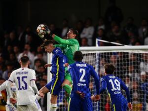 Real Madrid's Belgian goalkeeper Thibaut Courtois (C) catches the ball during the UEFA Champions League Quarter-final first leg football match between Chelsea and Real Madrid at Stamford Bridge stadium in London, on April 6, 2022. (Photo by Adrian DENNIS / AFP) Real Madrid's Belgian goalkeeper Thibaut Courtois (C) catches the ball during the UEFA Champions League Quarter-final first leg football match between Chelsea and Real Madrid at Stamford Bridge stadium in London, on April 6, 2022. (Photo by Adrian DENNIS / AFP)