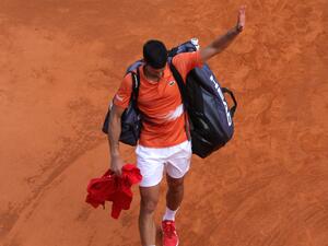 TOPSHOT - Serbia's Novak Djokovic waves as he leaves the court after losing against Spain's Alejandro Davidovich Fokina during their Monte-Carlo ATP Masters Series tournament tennis match in Monaco on April 12, 2022. Novak Djokovic was eliminated on April 12, 2022 as soon as he entered the second round by the Spaniard Alejandro Davidovich (46th) 6-3, 6-7 (5/7), 6-1. (Photo by Valery HACHE / AFP) TOPSHOT - Serbia's Novak Djokovic waves as he leaves the court after losing against Spain's Alejandro Davidovich Fokina during their Monte-Carlo ATP Masters Series tournament tennis match in Monaco on April 12, 2022. Novak Djokovic was eliminated on April 12, 2022 as soon as he entered the second round by the Spaniard Alejandro Davidovich (46th) 6-3, 6-7 (5/7), 6-1. (Photo by Valery HACHE / AFP)
