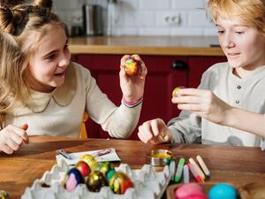 كيفية صبغ وسلق بيض عيد الفصح بسرعة