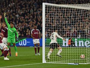 Frankfurt's Japanese midfielder Daichi Kamada (R) scores the team's second goal during the UEFA Europa League semi-final first leg football match between West Ham United and Eintracht Frankfurt, at the London Stadium in east London, on April 28, 2022. (Photo by Glyn KIRK / AFP) Frankfurt's Japanese midfielder Daichi Kamada (R) scores the team's second goal during the UEFA Europa League semi-final first leg football match between West Ham United and Eintracht Frankfurt, at the London Stadium in east London, on April 28, 2022. (Photo by Glyn KIRK / AFP)