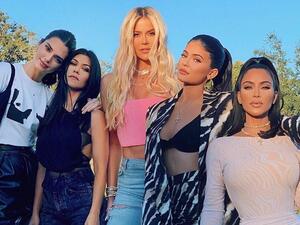 كلوي كارداشيان وشقيقاتها