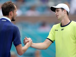 Daniil Medvedev of Russia congratulates Hubert Hurkacz of Poland after their match during the Miami Open at Hard Rock Stadium on March 31, 2022 in Miami Gardens, Florida. Matthew Stockman/Getty Images/AFP (Photo by MATTHEW STOCKMAN / GETTY IMAGES NORTH AMERICA / Getty Images via AFP) Daniil Medvedev of Russia congratulates Hubert Hurkacz of Poland after their match during the Miami Open at Hard Rock Stadium on March 31, 2022 in Miami Gardens, Florida. Matthew Stockman/Getty Images/AFP (Photo by MATTHEW STOCKMAN / GETTY IMAGES NORTH AMERICA / Getty Images via AFP)