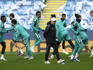 Real Madrid's Italian coach Carlo Ancelotti leads a team training session at the Etihad Stadium in Manchester, north west England, on April 25, 2022, on the eve of their UEFA Champions League semi-final first leg football match against Manchester City. (Photo by Oli SCARFF / AFP)