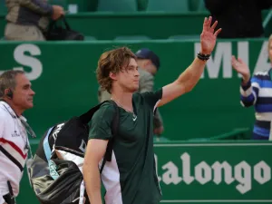 Russia's Andrey Rublev leaves the court after losing his Monte-Carlo ATP Masters Series tournament tennis match against Italy's Jannik Sinner in Monaco on April 14, 2022. (Photo by Valery HACHE / AFP)