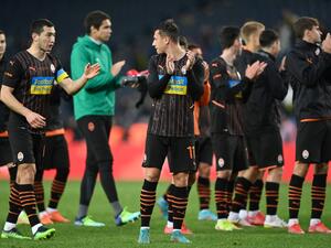 Shakhtar Donetsk's players applaud at the end of the "Global Tour for Peace" friendly charity football match between Fenerbahce and Shakhtar Donetsk to raise funds for Ukraine at the Ulker Stadium in Istanbul on April 19, 2022. (Photo by Ozan KOSE / AFP)