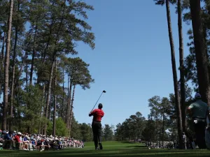 AUGUSTA, GEORGIA - APRIL 10: Tiger Woods plays his shot from the 17th tee during the final round of the Masters at Augusta National Golf Club on April 10, 2022 in Augusta, Georgia. Gregory Shamus/Getty Images/AFP (Photo by Gregory Shamus / GETTY IMAGES NORTH AMERICA / Getty Images via AFP)