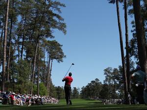 AUGUSTA, GEORGIA - APRIL 10: Tiger Woods plays his shot from the 17th tee during the final round of the Masters at Augusta National Golf Club on April 10, 2022 in Augusta, Georgia. Gregory Shamus/Getty Images/AFP (Photo by Gregory Shamus / GETTY IMAGES NORTH AMERICA / Getty Images via AFP) AUGUSTA, GEORGIA - APRIL 10: Tiger Woods plays his shot from the 17th tee during the final round of the Masters at Augusta National Golf Club on April 10, 2022 in Augusta, Georgia. Gregory Shamus/Getty Images/AFP (Photo by Gregory Shamus / GETTY IMAGES NORTH AMERICA / Getty Images via AFP)