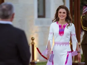 الملكة رانيا ترتدي ثوب بنقوشات شرقية في عيد الاستقلال الأردني الـ76
