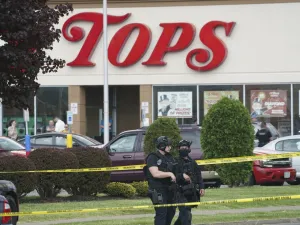 10 قتلى غالبيتهم أمريكيون من أصول إفريقية في جريمة عنصرية بولاية نيويورك