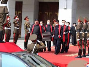 زعيم كوريا الشمالية يشارك بجنازة معلّمه ويحمل نعشه