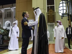 أمير قطر الشيخ تميم بن حمد آل ثاني والرئيس الفرنسي إيمانويل ماكرون
