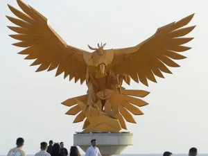 مجسم الصقر الذهبي: وجهة سياحية مميزة في موسم جدة 2022
