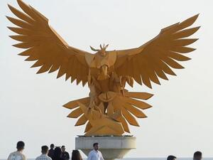 مجسم الصقر الذهبي: وجهة سياحية مميزة في موسم جدة 2022