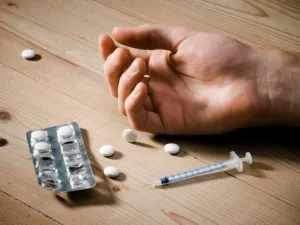 القبض على شخص نشر مقطعا لتعاطيه مواد مخدرة في السعودية