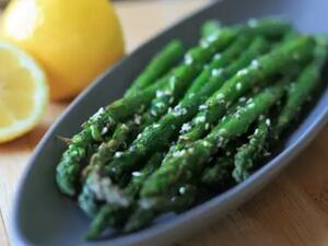 الهليون بالتوابل في المقلاة الهوائية