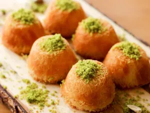 تفسير أكل الحلويات في المنام - المعنى والرمزية