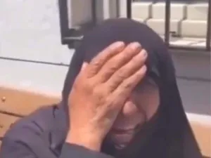 عمر جيليك عبر "تويتر": "إن العنف الذي تعرض له والدتنا ليلى محمد البالغة من العمر 70 عاما قد أحزننا جميعا".